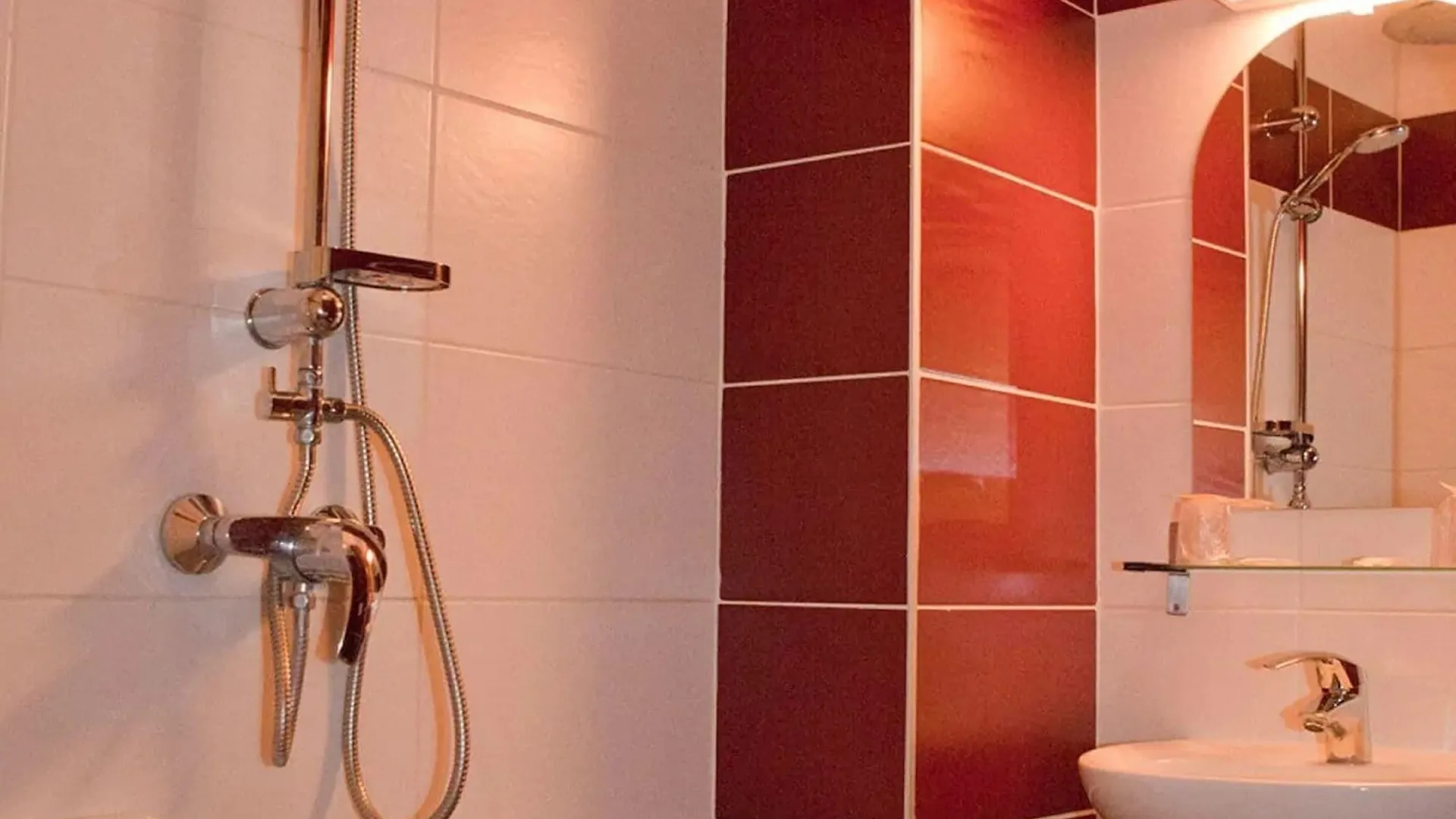 Hotell Royal Wagram 2*