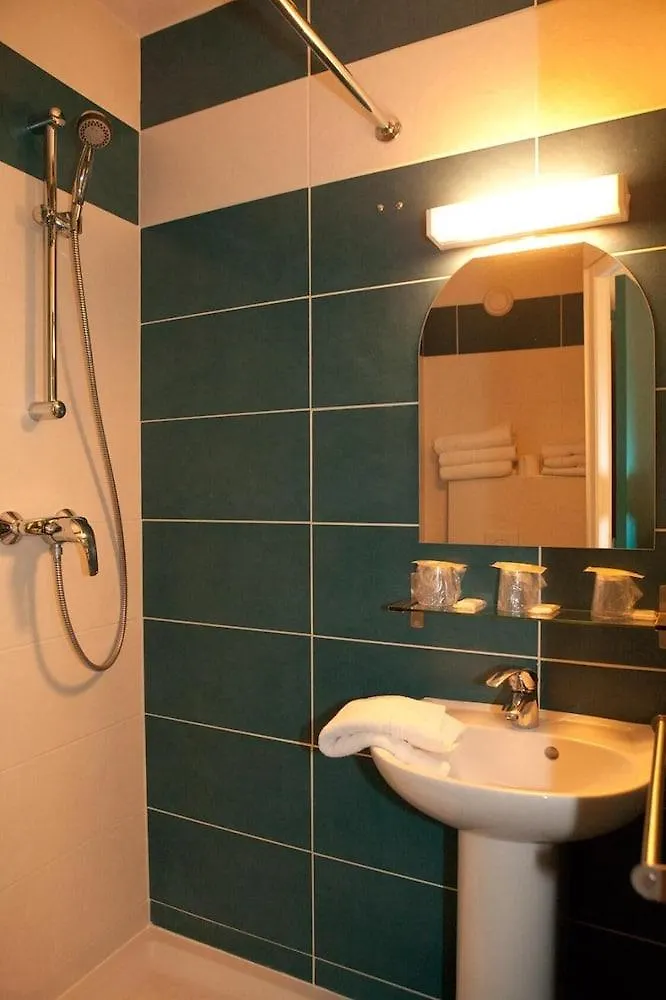 Royal Wagram Hotell 2*